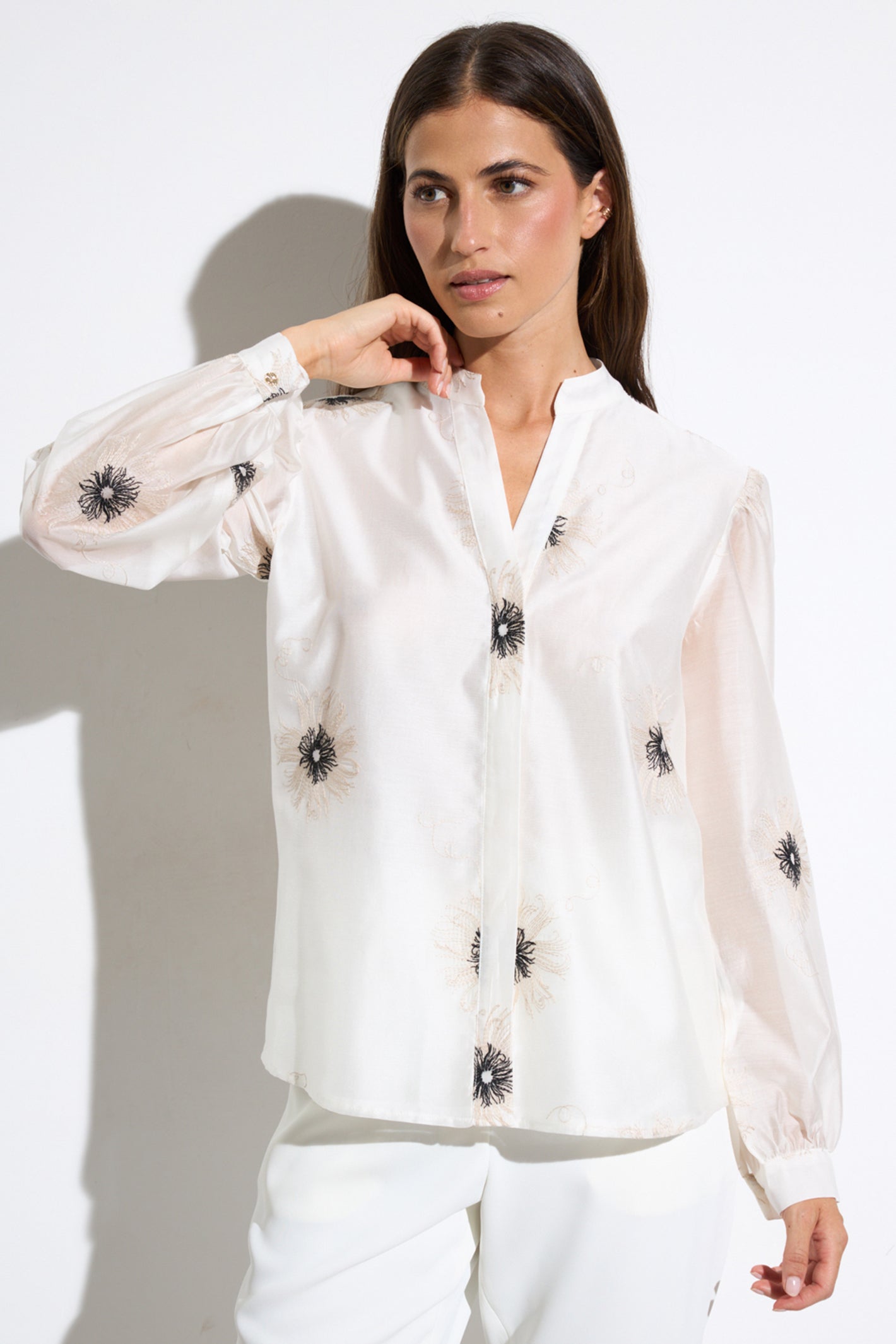 Bariloche Azogue Offwhite Embroidered Flower Blouse – Rouge