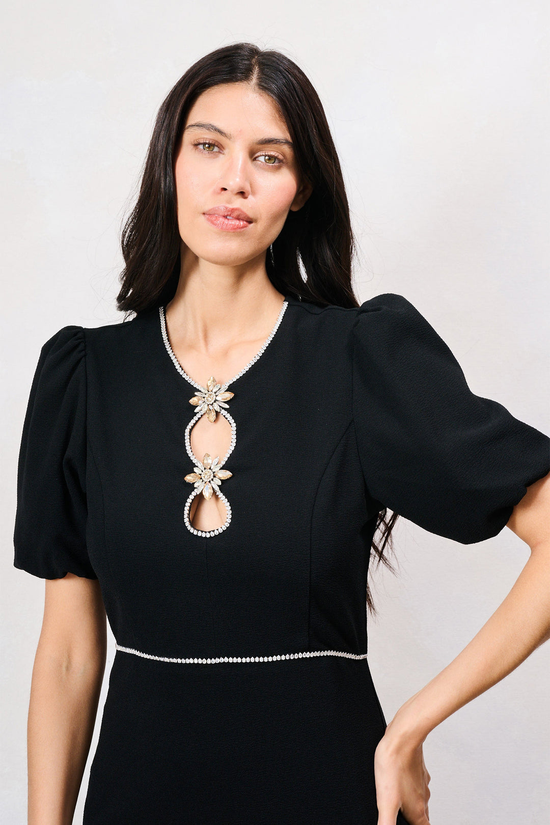 Hope &amp; Ivy Sutton Black Puff Sleeve Midi Dress 9251, neckline detail