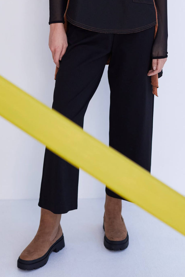 Naya NAW23226 Black Crop Trousers - Rouge Boutique